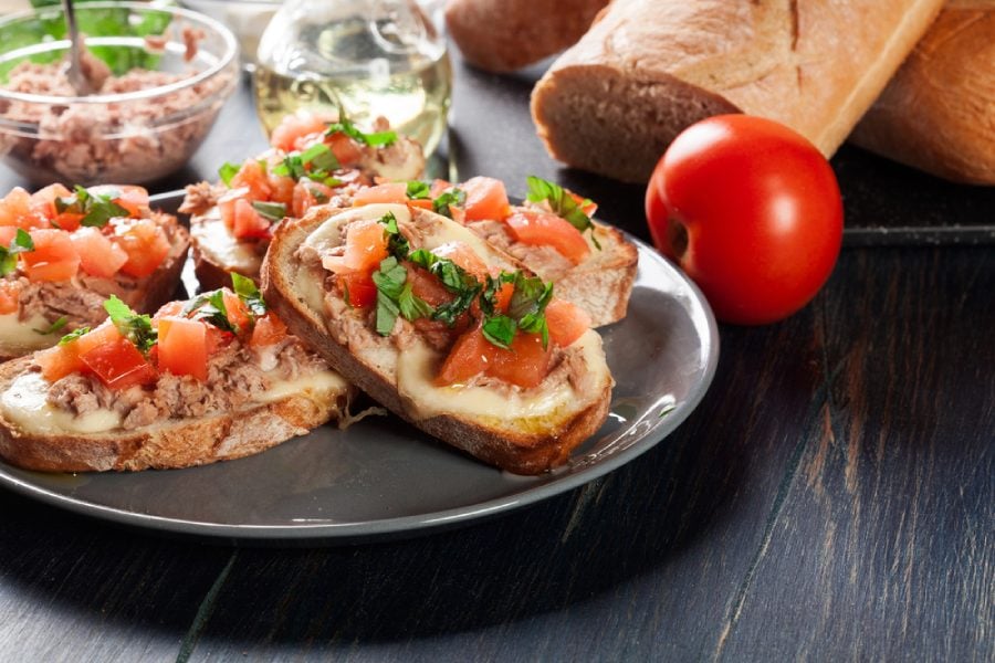 2 вида брускети от кето домашен хляб 6 Брускети с домати и кето домашен хляб.