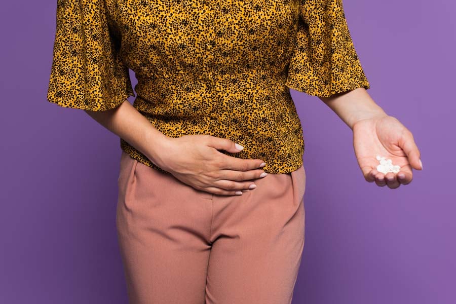 жена държи хапчета за отслабване