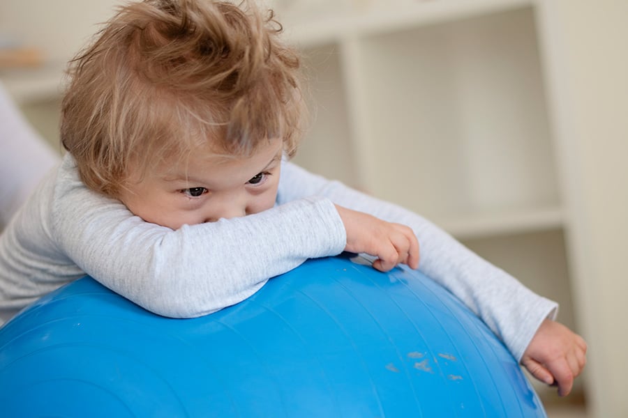 Лека форма на детска церебрална парализа.