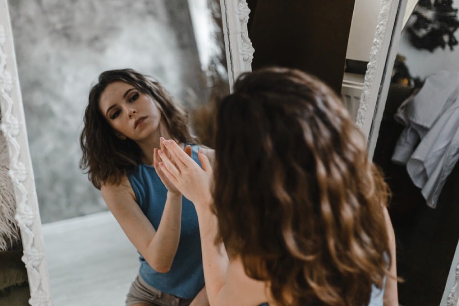 Полова дисфория, момиче в огледало