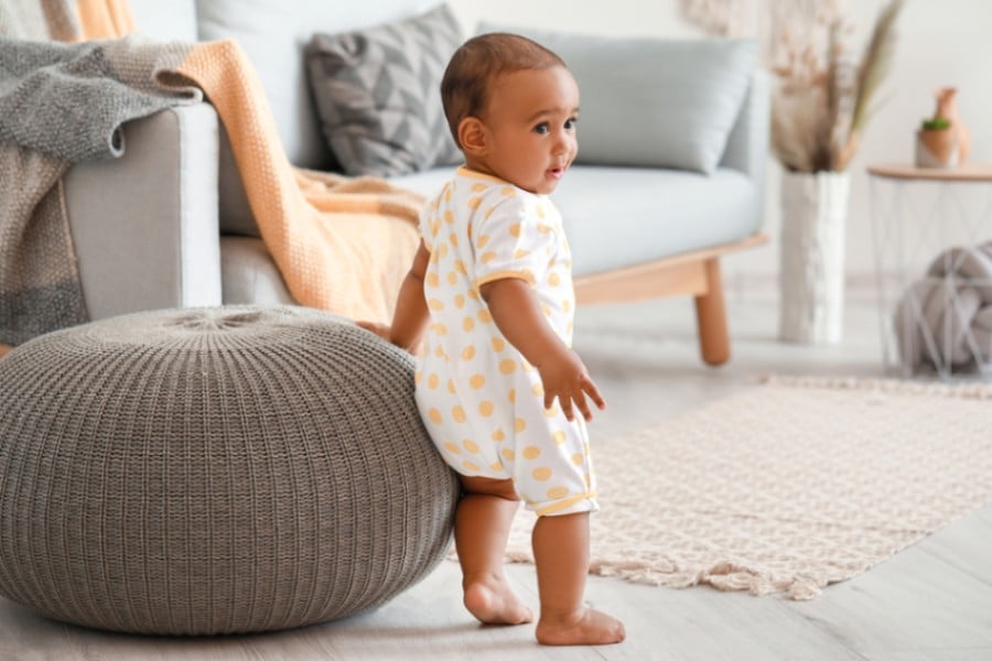 Прохождане на бебе с опора мебели