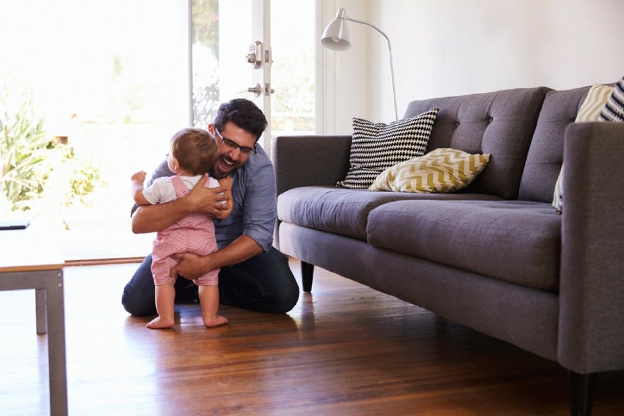 Прохождане на бебе, щастлив баща