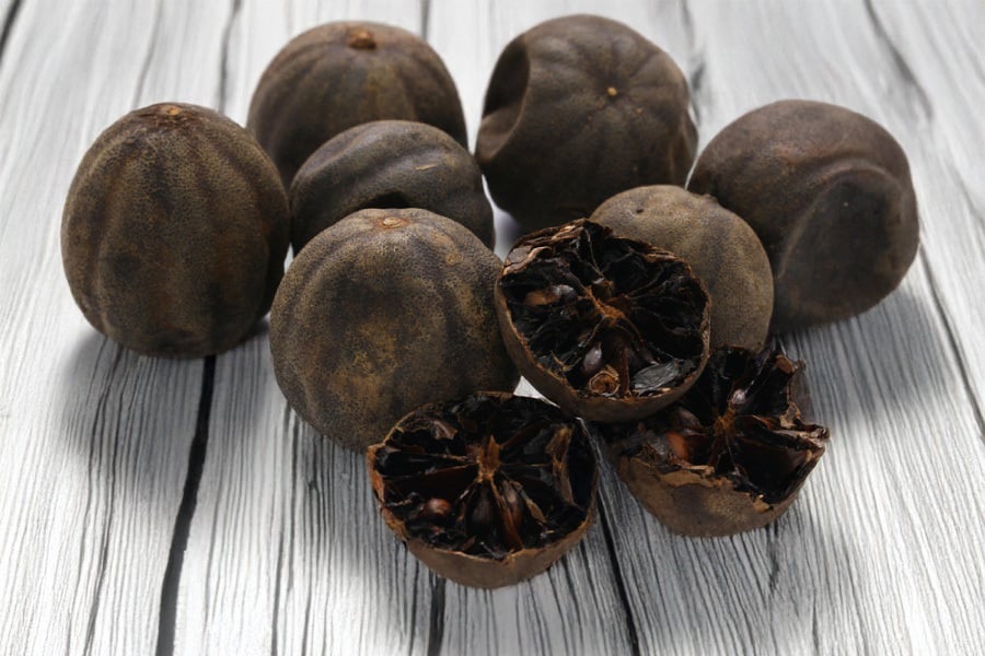 Сушен черен лимон.