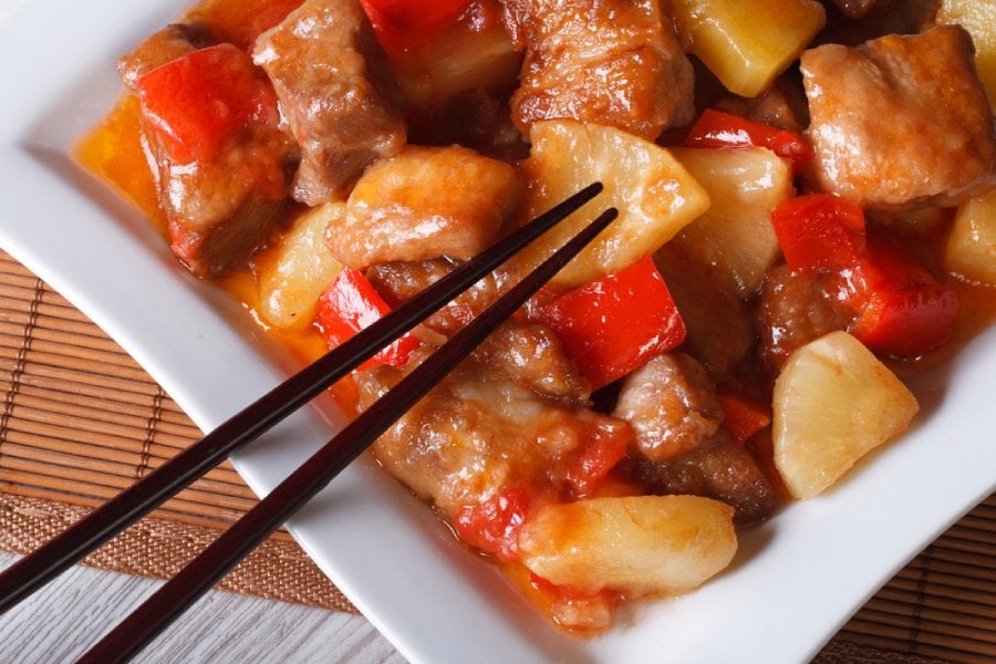 Китайско за зелена салата с пушена сьомга и боровинки.