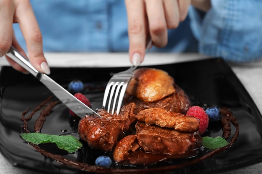 Месо за зелена салата с пушена сьомга и боровинки.