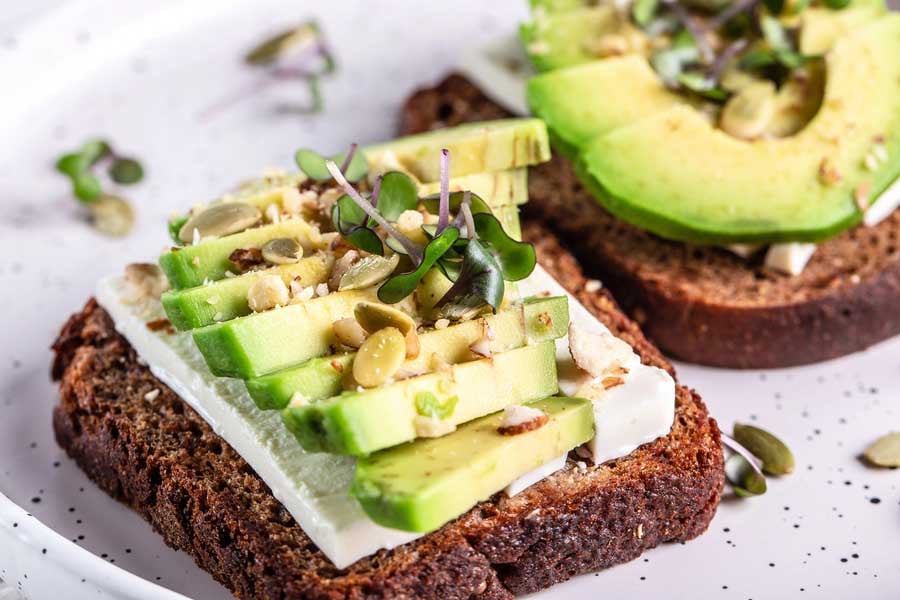 Кето сандвич с авокадо и прясно сирене 5 сандвич с авокадо