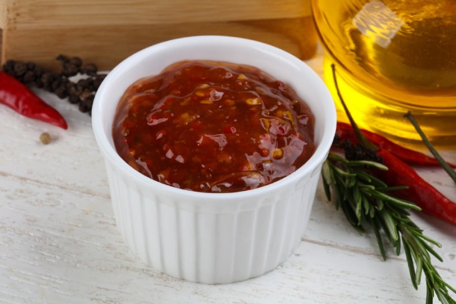 сладко-кисел сос, салата със сирене и спанак