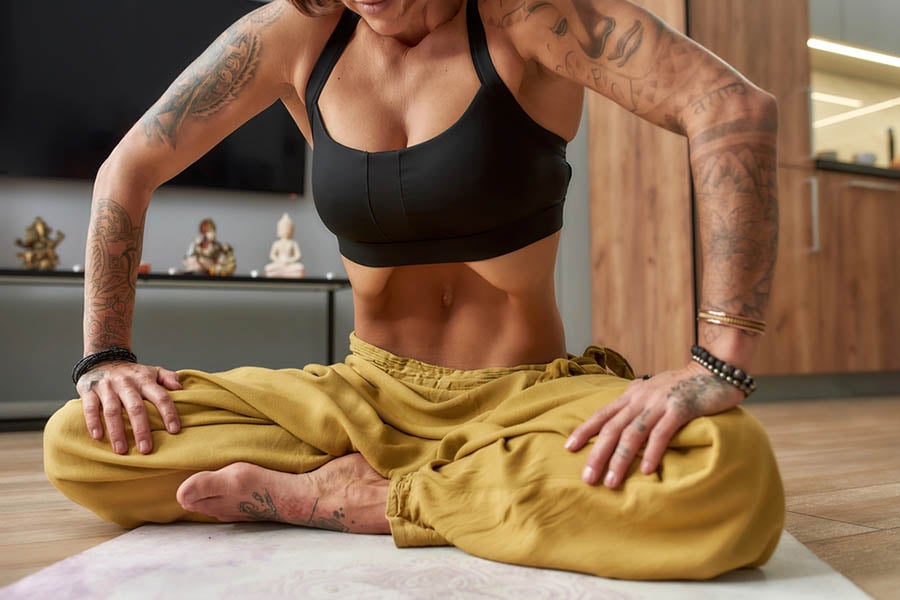 Вакуум упражнения за корем, седнало положение