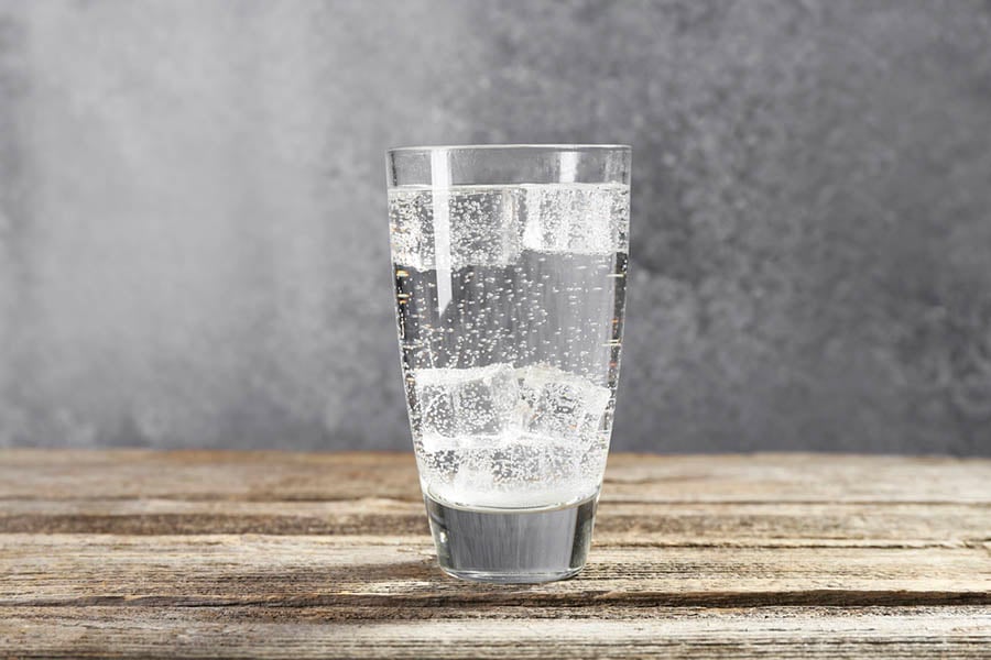 рибена кост в гърлото, газирана вода
