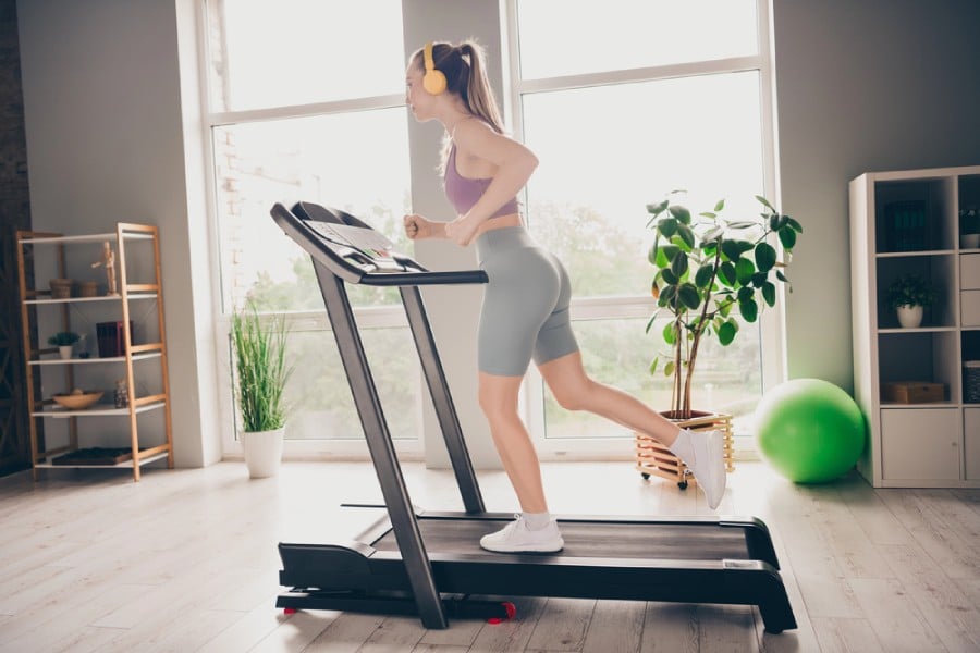 бягаща пътека, жена тренира