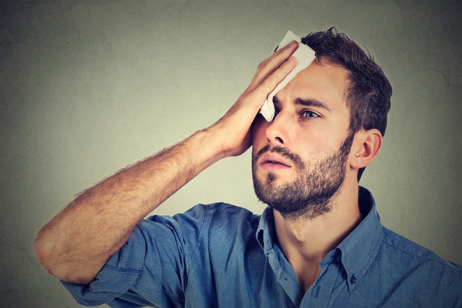 Обилно потене на главата.