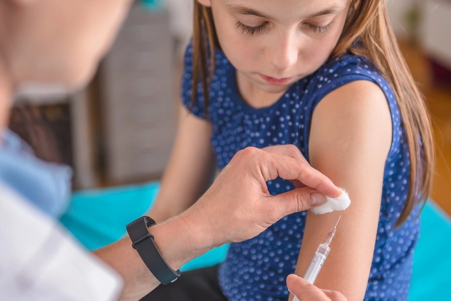 Задължителни ваксини в България 5 Задължителни ваксини - манипулация при дете