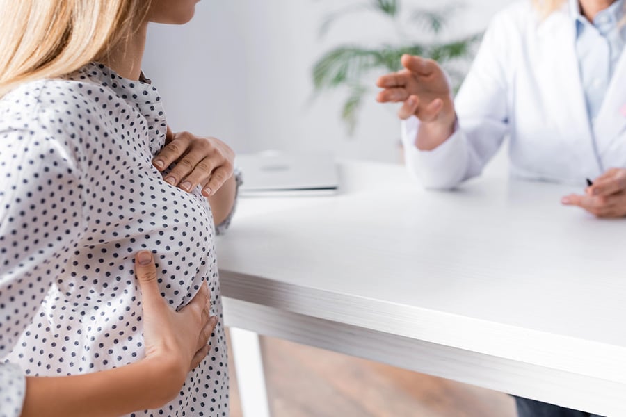 Бучка в гърдата, жена на преглед.