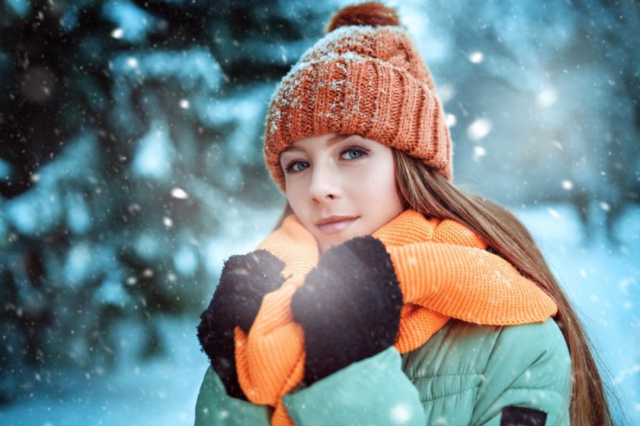 студеният въздух влияе на носа, жена с шал по време на зима