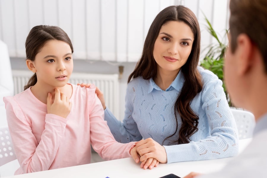 Честото боледуване при деца не винаги е лош знак – майка и дете при лекар