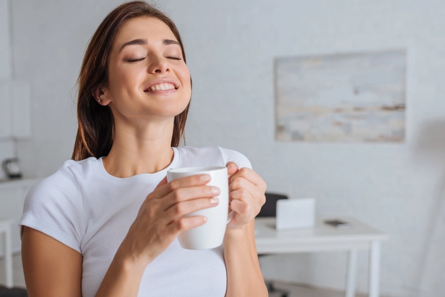 Позитивни емоции – жена с чаша кафе