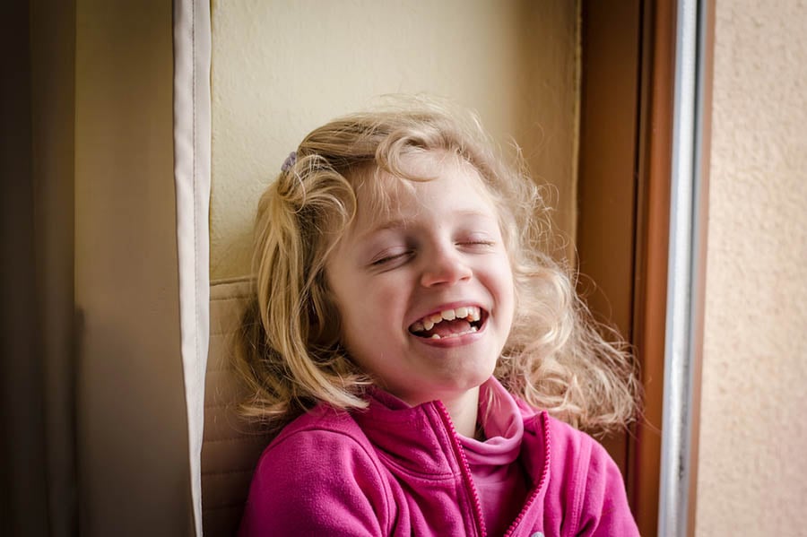 Синдром на Ангелман, дете с пристъп на смях..