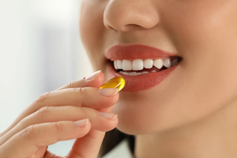vitamin-d-i-otslabvane-ima-li-vrazka витамин Д и отслабване, жена пие витамин D