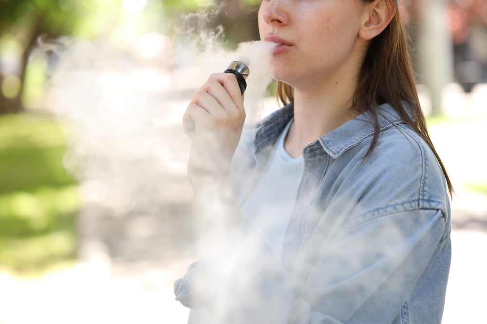 Vape, жена пуши vape