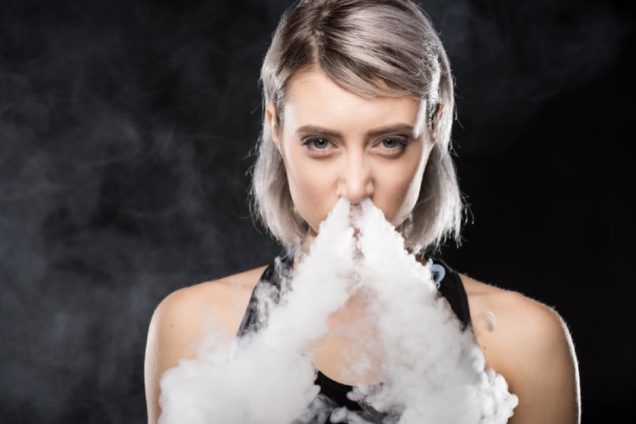 Vape, жена пуши вейп, вейпинг