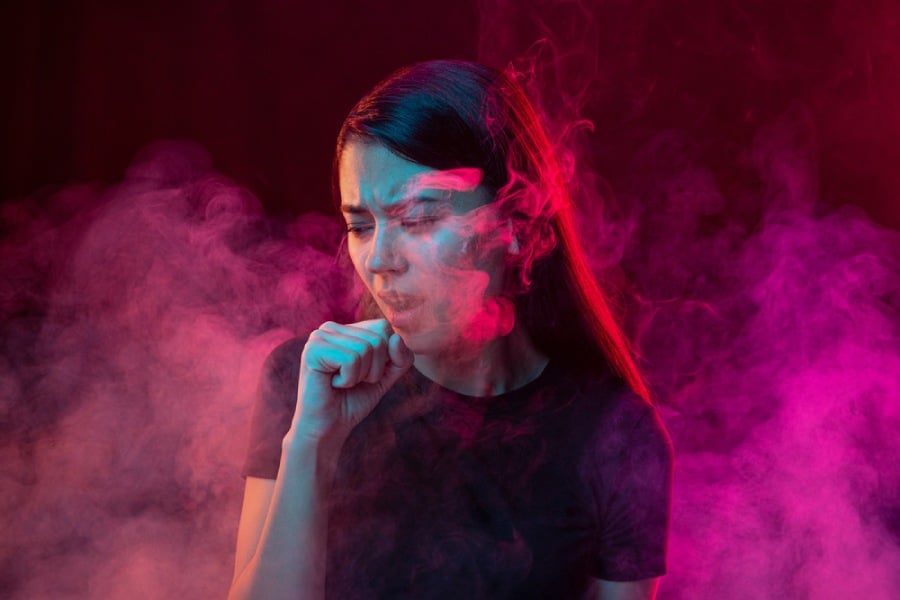 Vape, жена пуши вейп, вейпинг