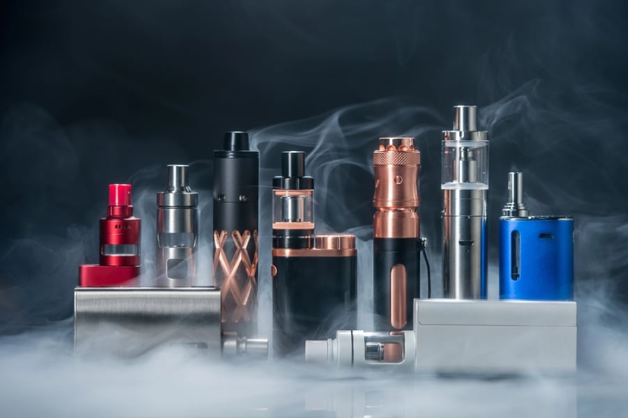Vape, жена пуши вейп, вейпинг